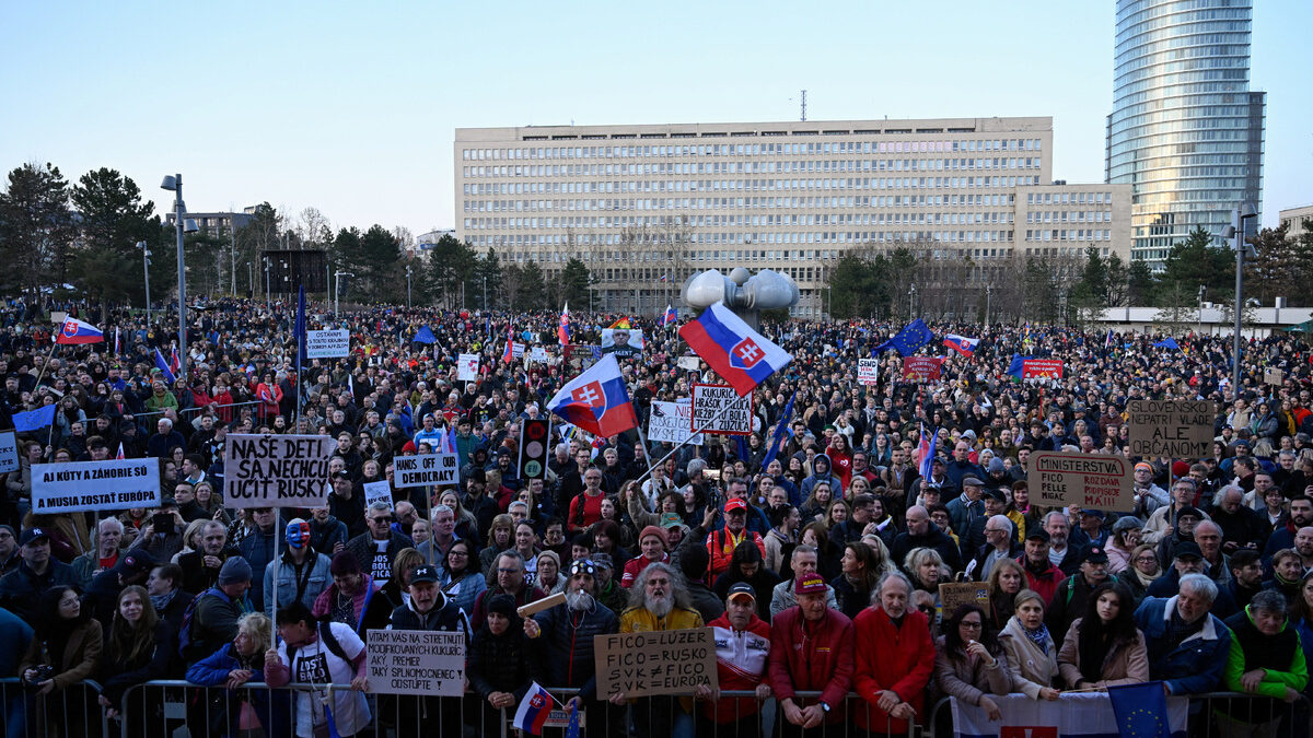 Днешните митинги в Братислава, Кошице и още четири други града са част от вълната от протести, породена от неотдавнашното посещение на Фицо в Москва за разговори с руския президент Владимир Путин. Фицо преструктурира обществените медии и премахна спецпрокуратурата за борба с корупцията. Днешните митинги в Братислава, Кошице и още четири други града са част от вълната от протести, породена от неотдавнашното посещение на Фицо в Москва за разговори с руския президент Владимир Путин. Фицо преструктурира обществените медии и премахна спецпрокуратурата за борба с корупцията.