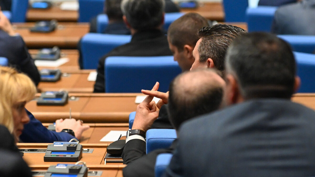 Българинът знае, че парламентът избира зависими хора