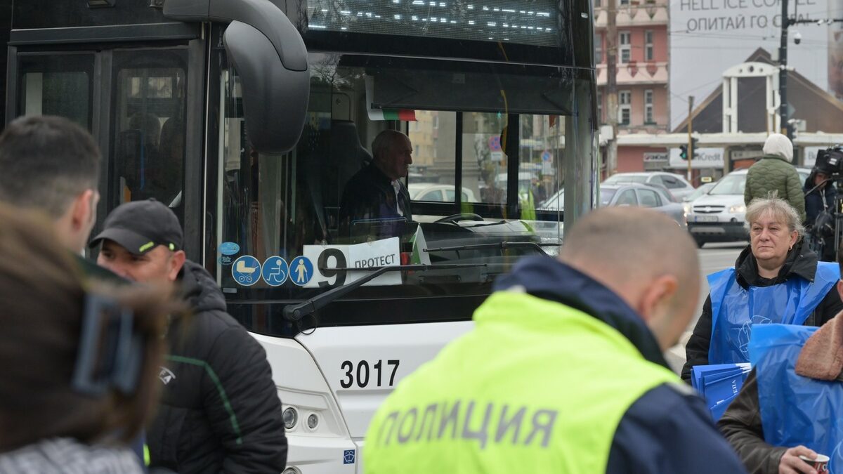 Протестиращите от градския транспорт блокираха три ключови кръстовища в София Протестиращите от градския транспорт блокираха три ключови кръстовища в София