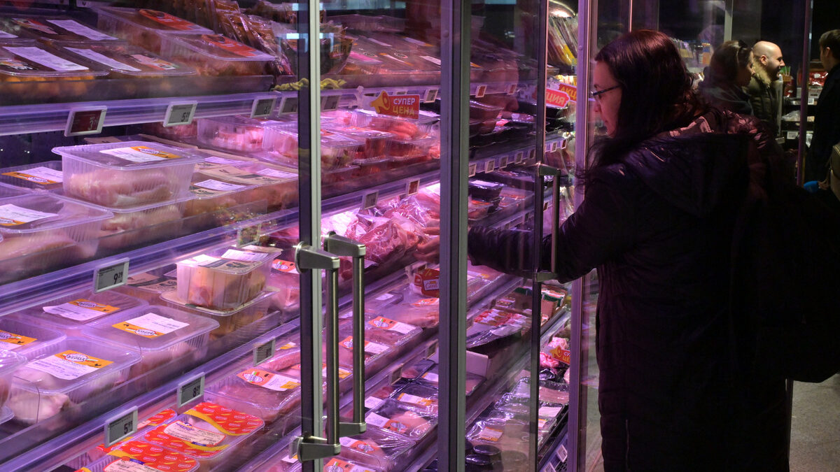 През март хранителните продукти и безалкохолните напитки са поскъпнали с 0.6%
