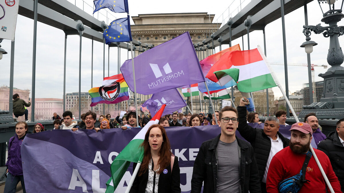 Стотици хора излязоха на протест, след като парламентът промени конституцията, за да ограничи правата на хората с различна сексуална ориентация