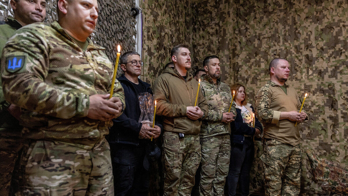 Украински военни запалиха свещи на Великден на фронта в Днепропетровск. Украински военни запалиха свещи на Великден на фронта в Днепропетровск.