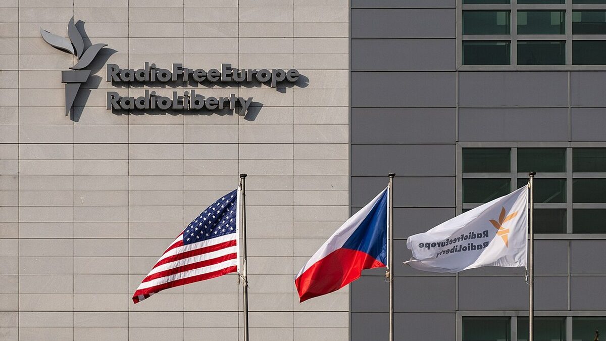 Съдия блокира усилието на Тръмп да закрие "Гласът на Америка" и други радиостанции