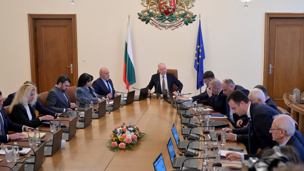 Сменени са трима областни управители