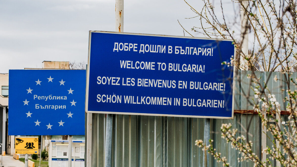 Осемнадесет години, след като беше приета в ЕС, България успя да стане член на Шенгенското пространство. Първо по въздух и море - от 31 март 2024 г., а от 1 януари 2025 г. и със сухопътните си граници. До средата на годината проверките на Дунав мост остават в сила като мярка срещу трафика на хора Осемнадесет години, след като беше приета в ЕС, България успя да стане член на Шенгенското пространство. Първо по въздух и море - от 31 март 2024 г., а от 1 януари 2025 г. и със сухопътните си граници. До средата на годината проверките на Дунав мост остават в сила като мярка срещу трафика на хора