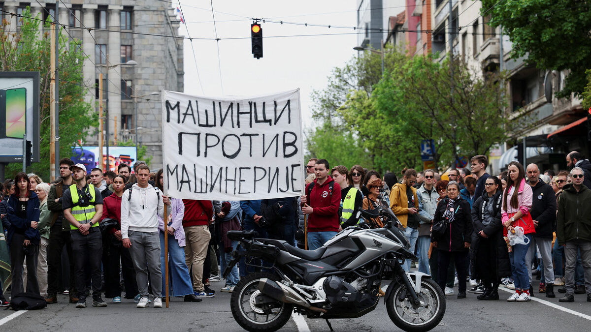 Блокада на медия в Сърбия обедини студенти и опозиция, Путин предложил помощ на Вучич Блокада на медия в Сърбия обедини студенти и опозиция, Путин предложил помощ на Вучич