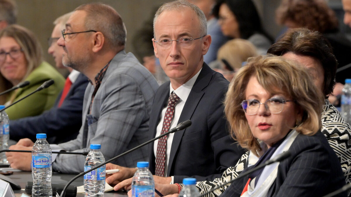 Министърът на образованието Красимир Вълчев и началникът на кабинета на министъра на образованието Наталия Михалевска.