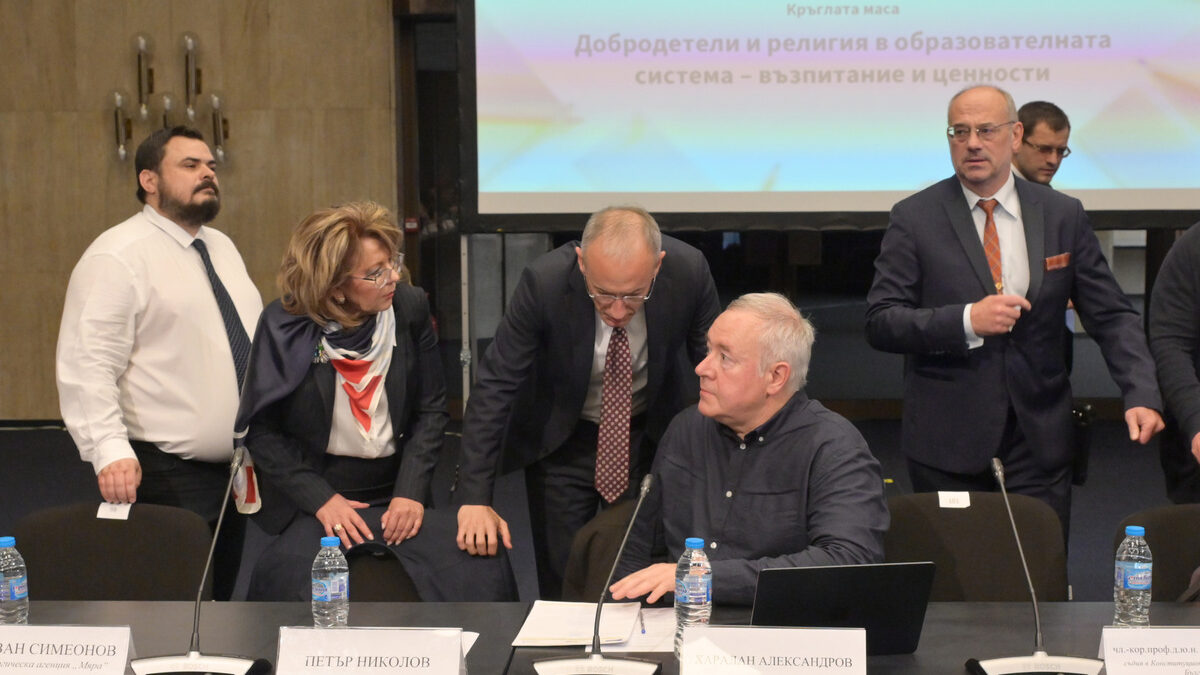 Кръгла маса на МОН за обучението по религия Наталия Михалевска, Харалан Александров, Красимир Вълчев Кръгла маса на МОН за обучението по религия Наталия Михалевска, Харалан Александров, Красимир Вълчев