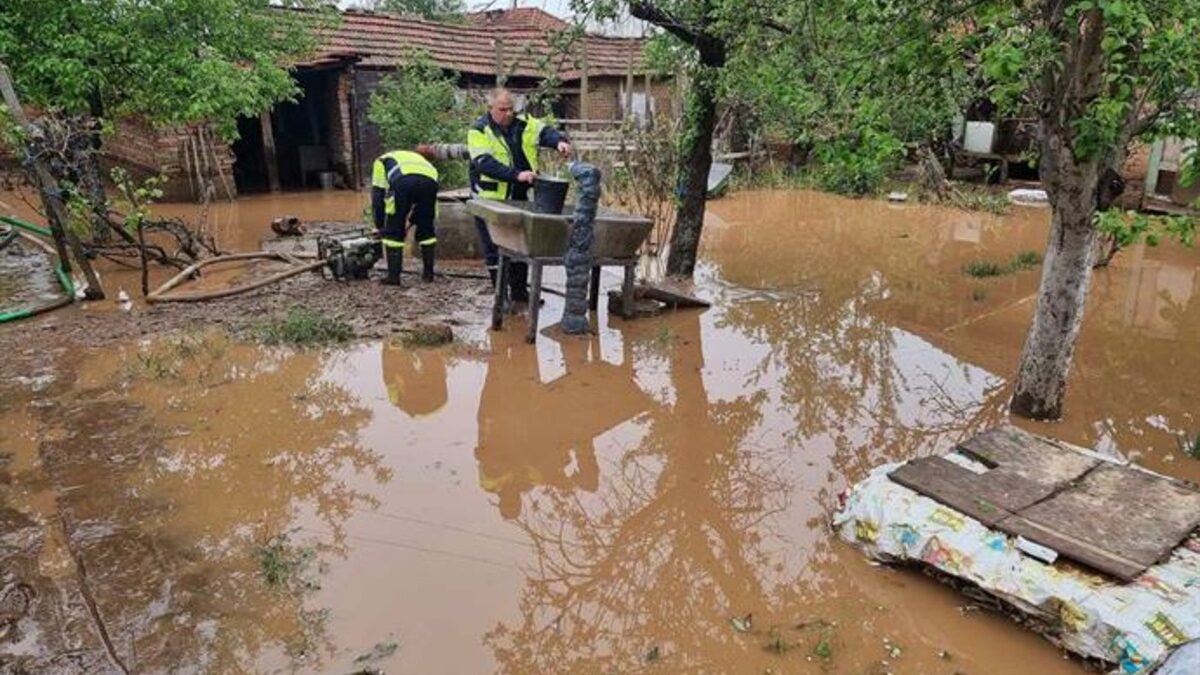 Бедствено положение е обявено и в община Хайредин, която се намира във Врачанска област. Над 100 къщи са наводнени, като изцяло под вода са близо 20 от тях. През уикенда в Монтанско и Врачанско паднаха поройни валежи, които наводниха дворове и мазета. Бедствено положение е обявено и в община Хайредин, която се намира във Врачанска област. Над 100 къщи са наводнени, като изцяло под вода са близо 20 от тях. През уикенда в Монтанско и Врачанско паднаха поройни валежи, които наводниха дворове и мазета.