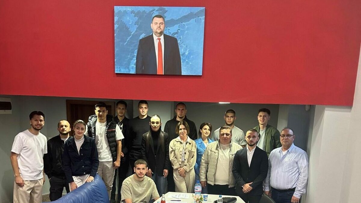 Кадърът е от фейсбук групата на "ДПС - Ново начало" - от учредеване на "Акедемично дружество" към партията в Пловдив на 30 април тази година