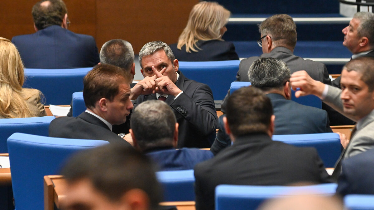 Парламентът решава дали да свали имунитетите на депутати от "Възраждане" и ДПС-ДПС