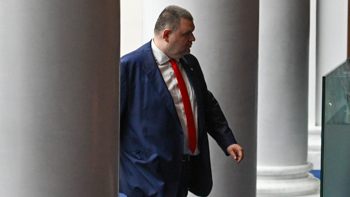 През атака срещу ПП - ДБ за имунитетите Пеевски предупреди ГЕРБ, че ще свали управлението През атака срещу ПП - ДБ за имунитетите Пеевски предупреди ГЕРБ, че ще свали управлението