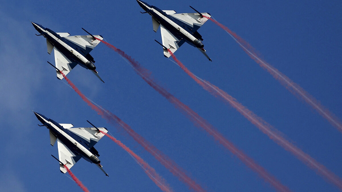 Китайски самолети J-10 на акробатична демонстрация през 2015 г. в Тайланд.