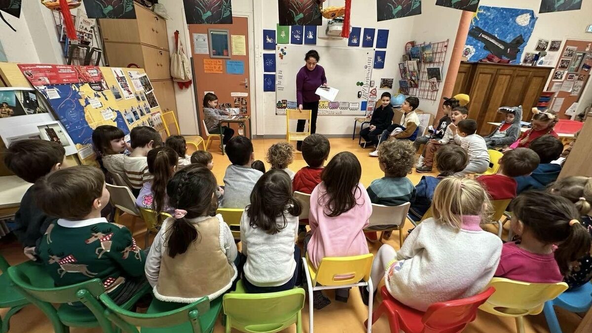 Ученици от Българско училище "Кирил и Методий" в Париж. Ученици от Българско училище "Кирил и Методий" в Париж.