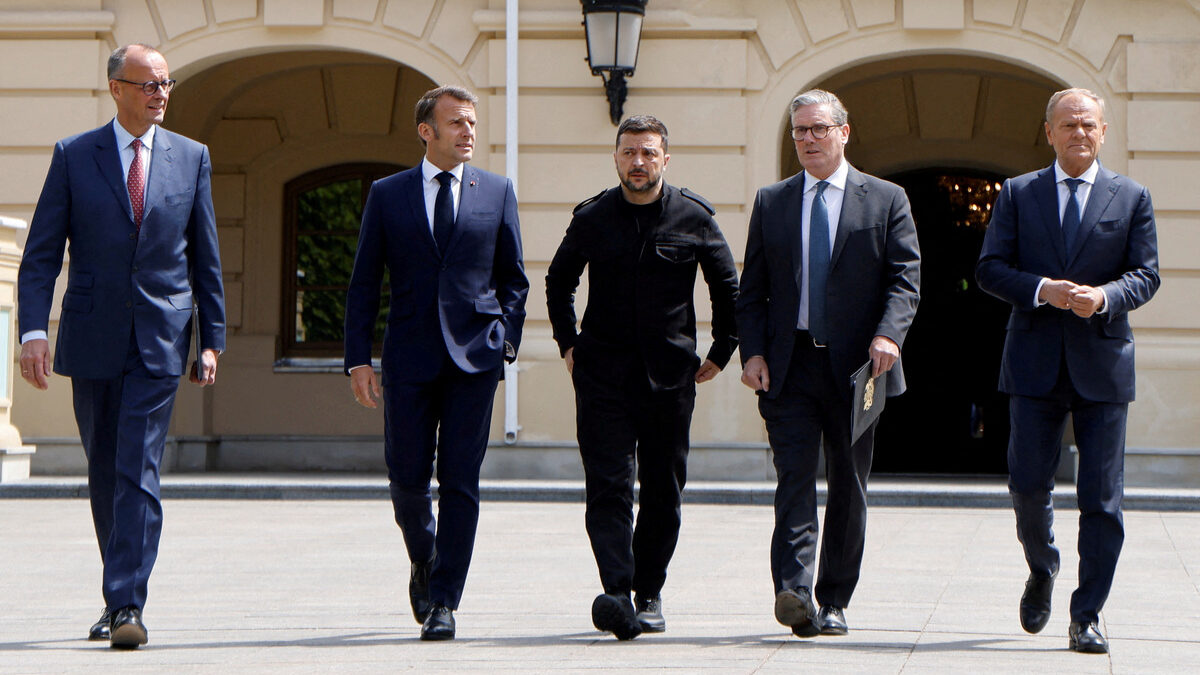 Германският канцлер Фридрих Мерц, френският президент Еманюел Макрон, украинският президент Володимир Зеленски, британският премиер Киър Стармър и полският премиер Доналд Туск в двора на Мариинския дворец в Киев.