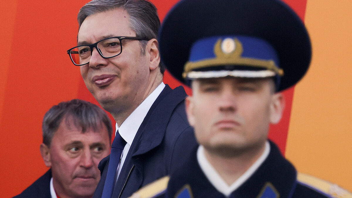 Сръбският президент Александър Вучич заема мястото си на трибуната на Червения площад в Москва, откъдето наблюдава военния парад за 80 г. от края на Отечествената война