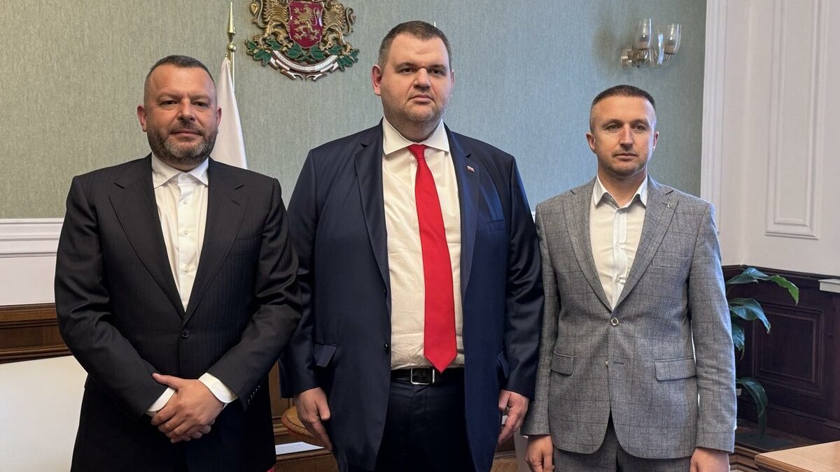 Още двама кметове преминаха към "Ново начало" на Пеевски