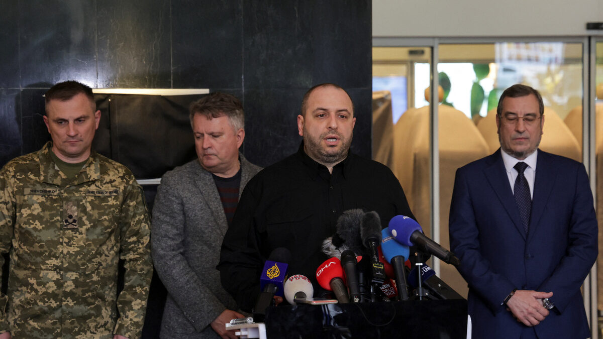 Украинският министър на отбраната Рустем Умеров, първият заместник-министър на външните работи Сергий Кислица и зам.-началникът на военното разузнаване на Украйна Вадим Скибицки на пресконференция в Истанбул.