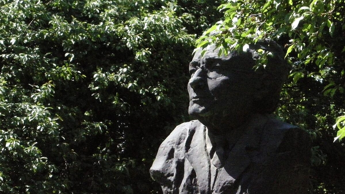 Паметник на Емилиян Станев в Борисовата градина. Снимката е архивна.
