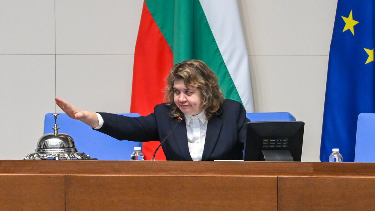 Заради ангажименти на Киселова съдът отложи делото за плагиатство срещу Петър Илиев