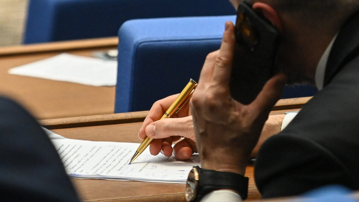 51 народно събрание, редовно заседание, зала депутат пише мобилен телефон