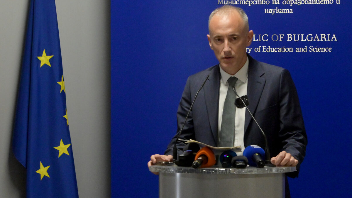 Министърът на образованието и науката Красимир Вълчев. Снимката е архивна