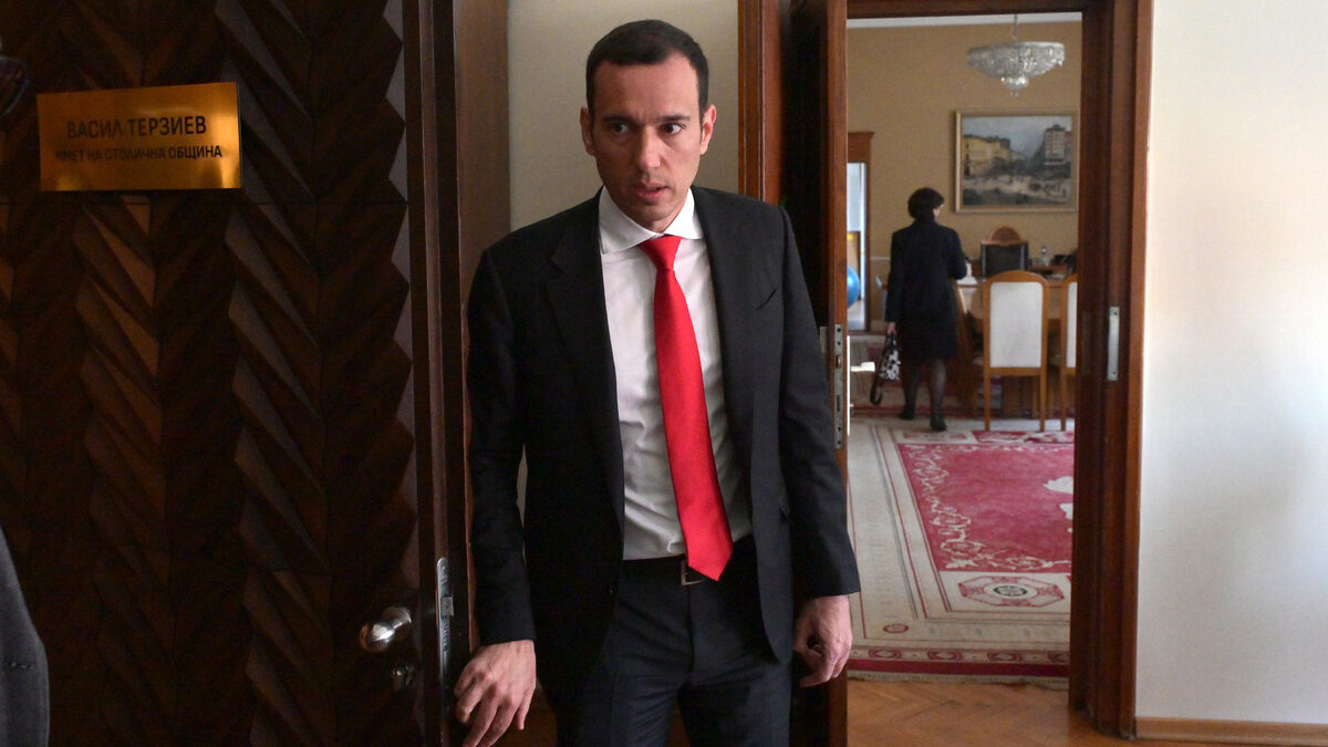 Кметът на столицата Васил Терзиев се среща в Столична община с представители на транспортните синдикати и протестиращи от наземния градски транспорт Кметът на столицата Васил Терзиев се среща в Столична община с представители на транспортните синдикати и протестиращи от наземния градски транспорт