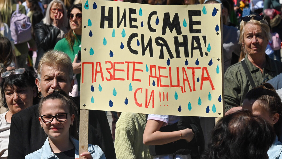 Протест за повече безопасност на пътя пред катедралата "Александър Невски". Протестът е в памет на 12-годишната Сияна Попова и на всички жертви на пътя.