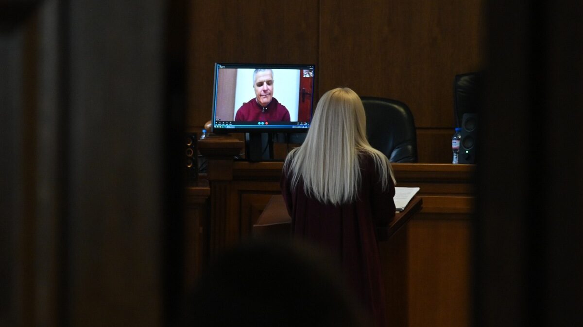 По време на заседанието пред първата инстанция Банев се включи с видеоконферентна връзка от затвора в София, а днес е подал молба да не бъде конвоиран.
