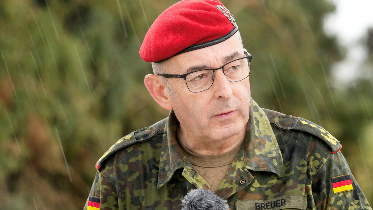 Началникът на отбраната на Германия ген. Карстен Бройер по време на военното учение "Квадрига 2024" в Пабраде, Литва Началникът на отбраната на Германия ген. Карстен Бройер по време на военното учение "Квадрига 2024" в Пабраде, Литва