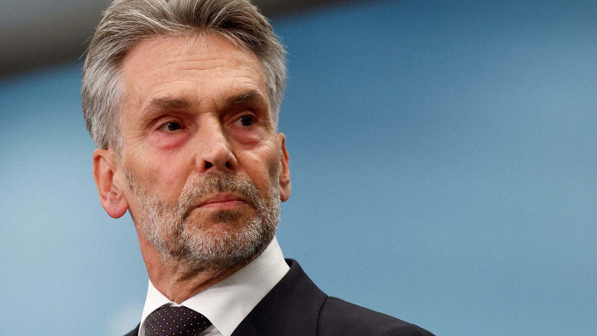 Премиерът на Нидерландия Дик Схоф подаде оставка