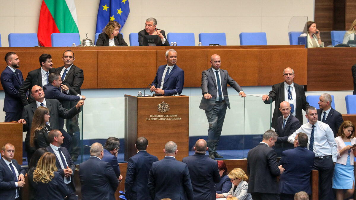 "Възраждане" неуспешно пробва да провали пленарното заседание, Цончо Ганев нападна Божанков
