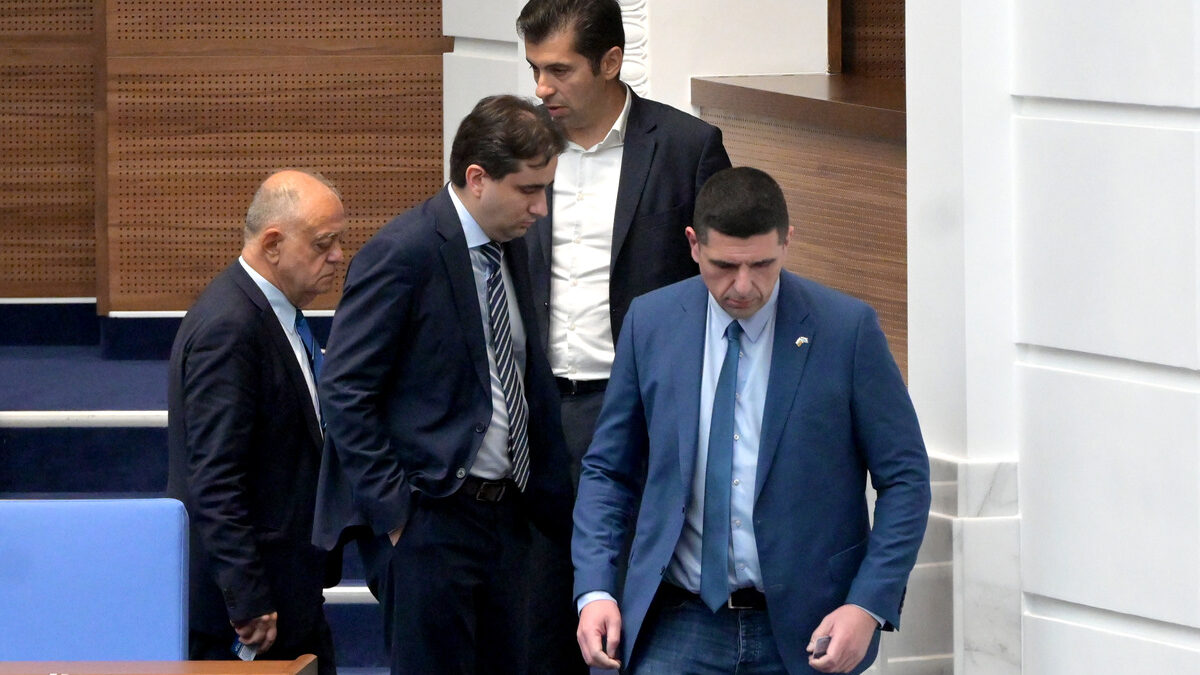 Според "Демократична България" вот на недоверие преди септември не трябва да има, но ще се обсъжда Според "Демократична България" вот на недоверие преди септември не трябва да има, но ще се обсъжда
