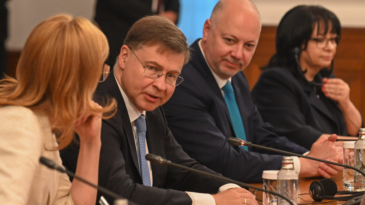 Най-важна е информацията, цените няма да се вдигнат заради еврото, казаха еврокомисарите Най-важна е информацията, цените няма да се вдигнат заради еврото, казаха еврокомисарите