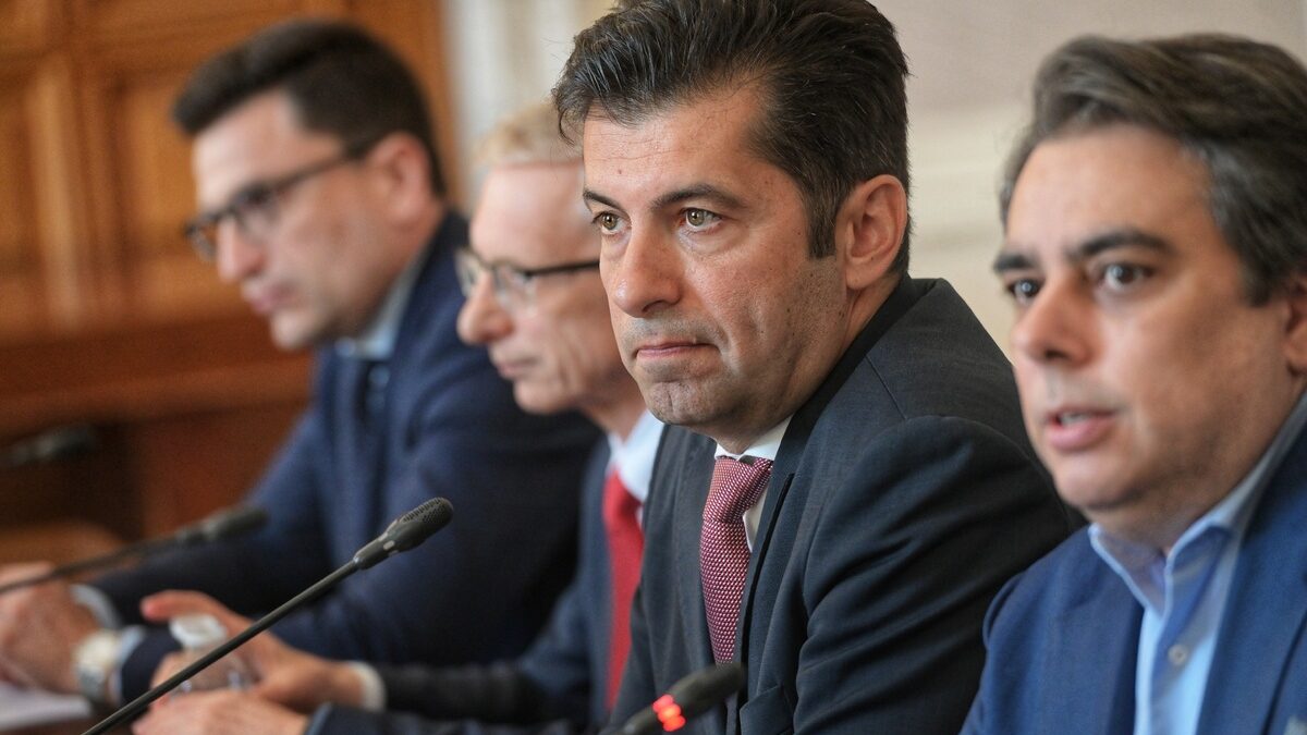 Брифинг на Продължаваме Промяната ПП Николай Денков Кирил Петков Асен Василев Лена Бориславова Брифинг на Продължаваме Промяната ПП Николай Денков Кирил Петков Асен Василев Лена Бориславова