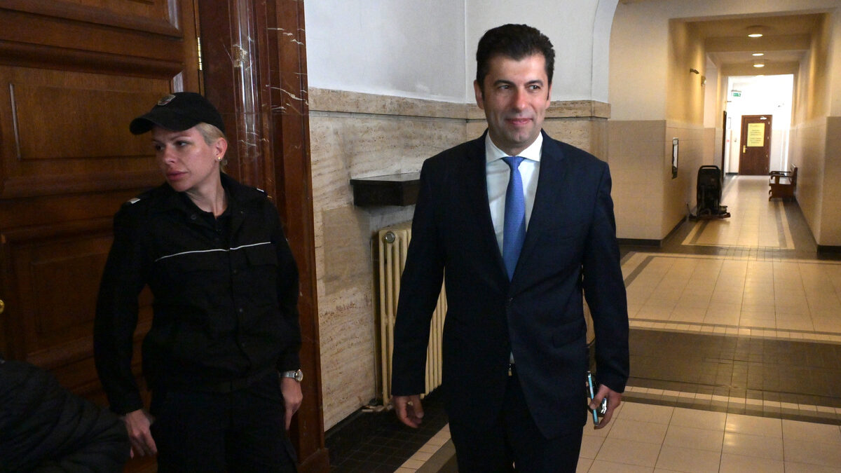Кирил Петков е подсъдим за длъжностно престъпление и отговаря за това, че е превишил правомощията си като премиер и е наредил арестите на Борисов, Горанов и Арнаудова.