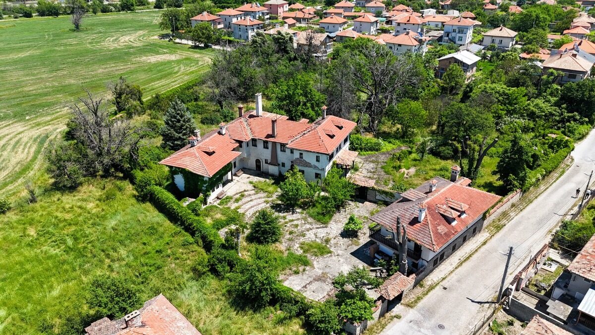 Царският дворец в град Баня се продава. <a href="https://click.mlsend.com/link/c/YT0yNzYzMTYzNDQ5NjcxMjkyNjU2JmM9ZjNvMCZlPTI1NTk0NTUmYj0xNDUwNTU2NDA2JmQ9bDhjN2cwYQ==.lKAuXQHRkMSLracZHY8EguWdbvgOJAkrFsOA8VGnRZA" target="_blank">Обявата в imot.bg</a> е от 6 юни и е за вила (няколко сгради) с обща площ 1000 кв.м с двор 10.6 дка. Цената не е публична и се съобщава при запитване. Резиденцията е строена от цар Борис III в селището, известно с минералните си извори, и е въведена в експлоатация през 1930 г. Проектът е на архитектите Иван Васильов и Димитър Цолов