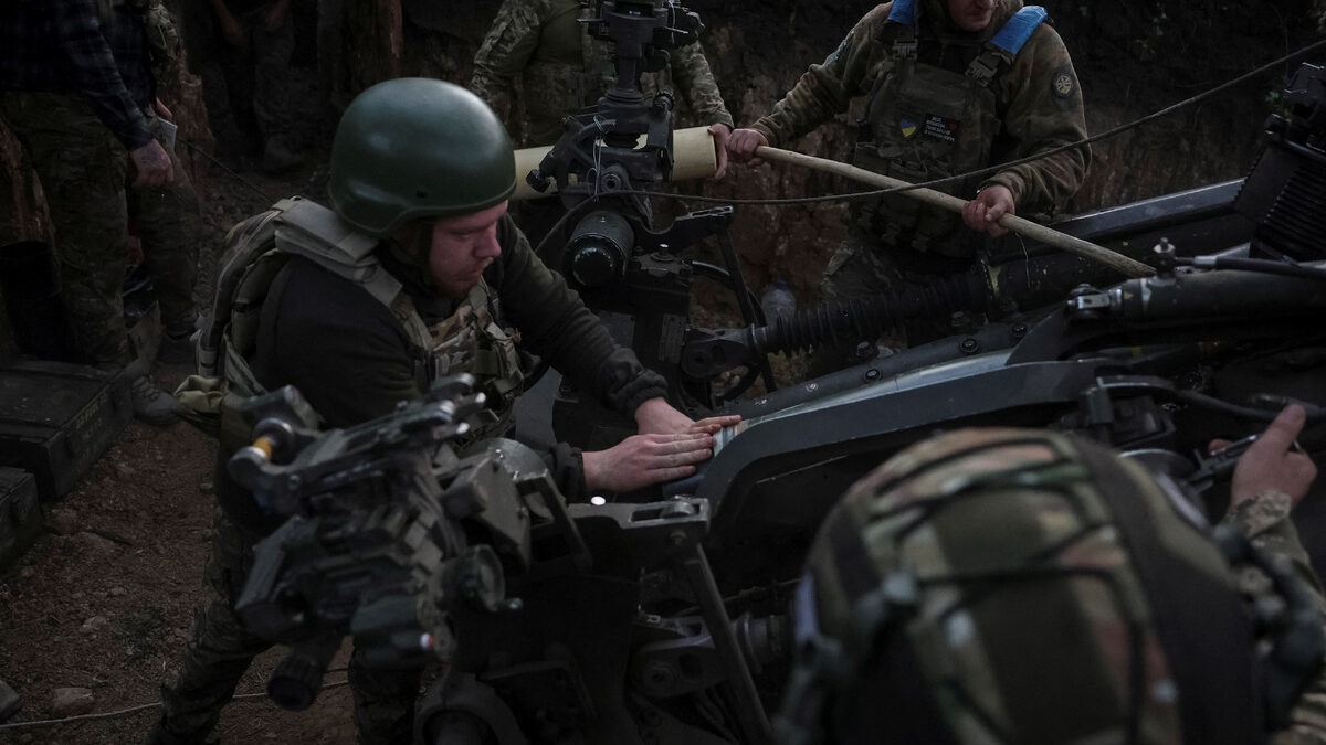 Украински военни на фронтовата линия в региона на Донецк.