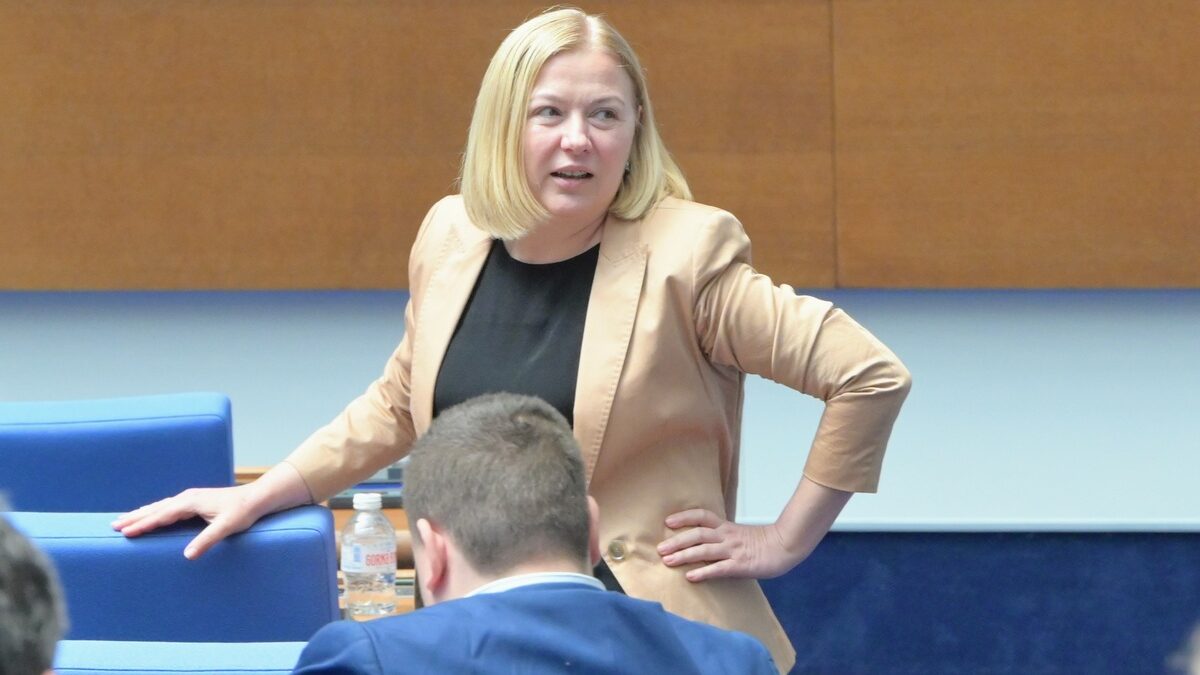Надежда Йорданова обвини прокуратурата в арогантност и лъжа заради домовете за възрастни хора Надежда Йорданова обвини прокуратурата в арогантност и лъжа заради домовете за възрастни хора