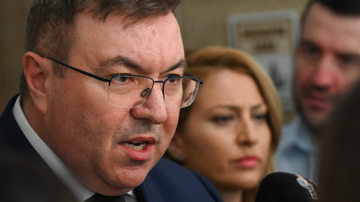 "Времето на адаптация приключи": ГЕРБ критикува собствения си министър Даниел Митов