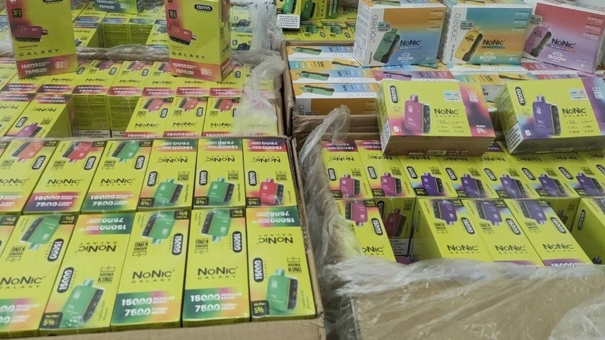 Митничари задържаха над хиляда вейп устройства край Чипровци