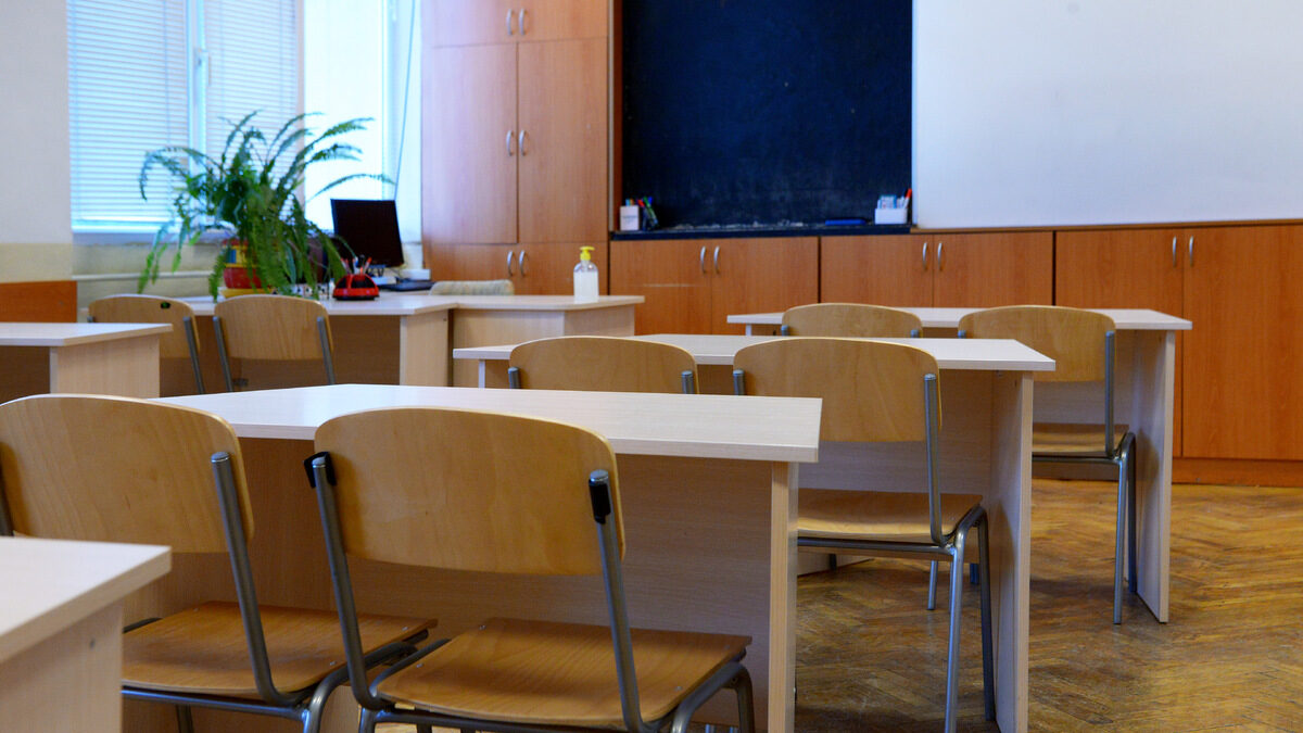 Смолян, ОУ и Езикова гимназия "Иван Вазов", образование, училище, ученици, класна стая Смолян, ОУ и Езикова гимназия "Иван Вазов", образование, училище, ученици, класна стая