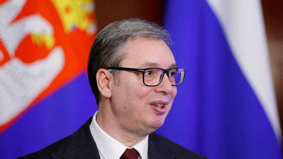 Сръбският държавен глава е върховен главнокомандващ на сръбските въоръжени сили и председател на Съвета за национална сигурност. Вучич заяви вчера, че износът на боеприпаси от Сърбия е напълно спрян и че боеприпасите вече отиват само до местни казарми и складове Сръбският държавен глава е върховен главнокомандващ на сръбските въоръжени сили и председател на Съвета за национална сигурност. Вучич заяви вчера, че износът на боеприпаси от Сърбия е напълно спрян и че боеприпасите вече отиват само до местни казарми и складове