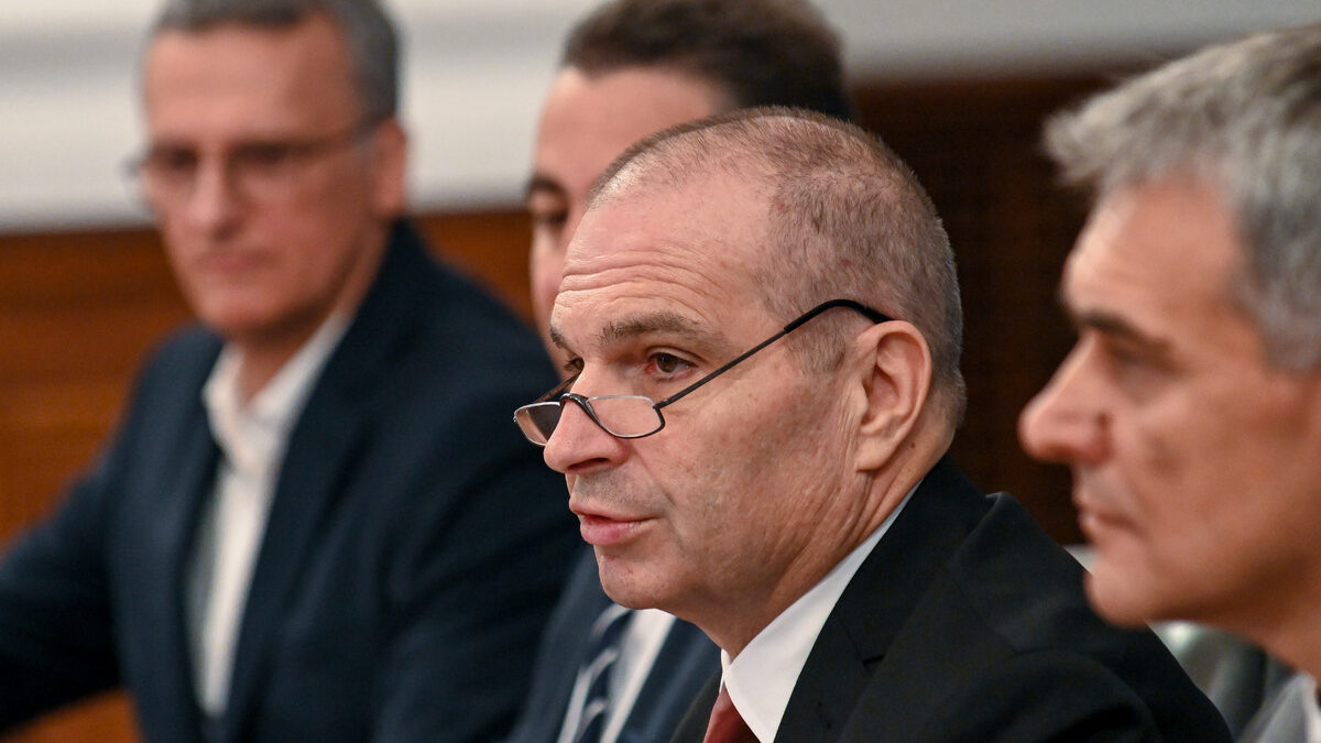 МС - Министерски съвет - Общо шест договора за изграждане на цифрови мрежи в страната бяха подписани от заместник министър-председателя и министър на транспорта и съобщенията и избраните изпълнители - ,,А1 България" ЕАД, "Виваком България" ЕАД и "ЦЕТИН България" ЕАД (част от групата на "Йеттел България"). Гроздан Караджов.