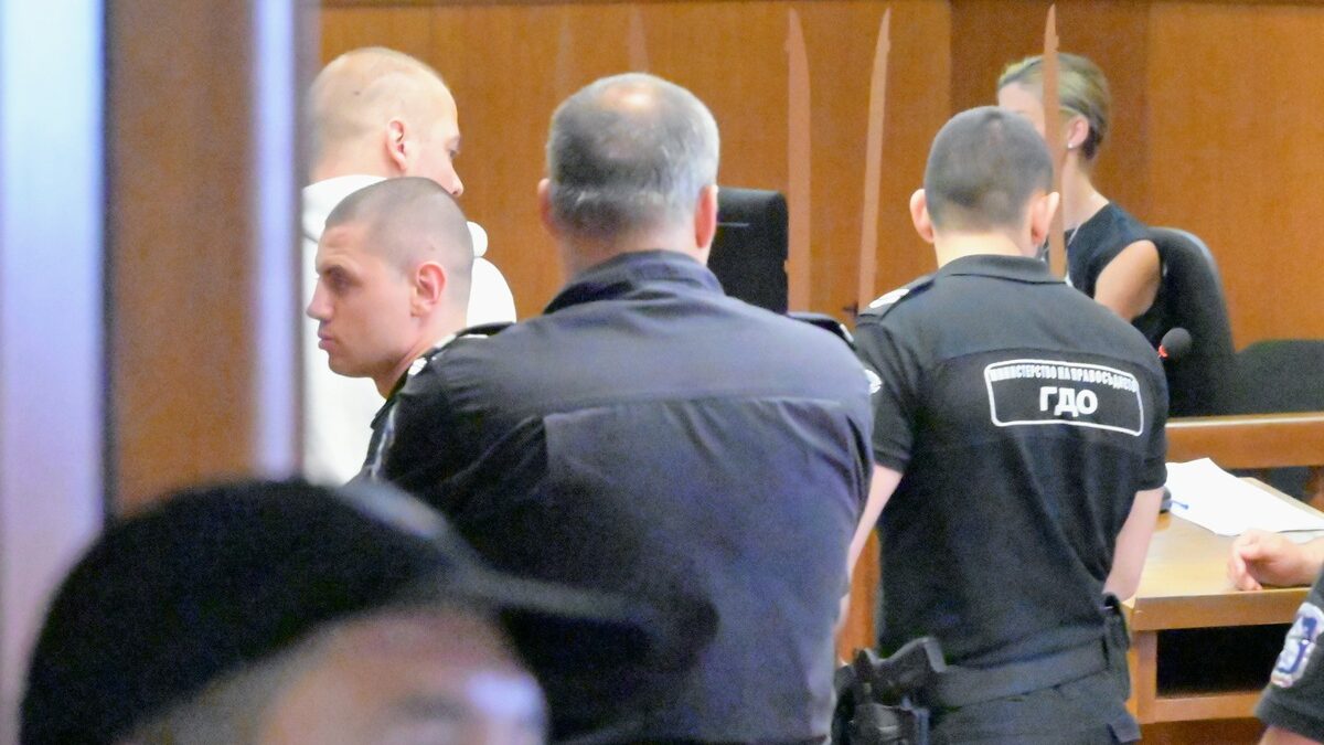 Петър Рафаилов (в гръб, с бяла блуза) на заседанието, което потвърди оставането му в ареста, както и това на Никола Барбутов. Петър Рафаилов (в гръб, с бяла блуза) на заседанието, което потвърди оставането му в ареста, както и това на Никола Барбутов.