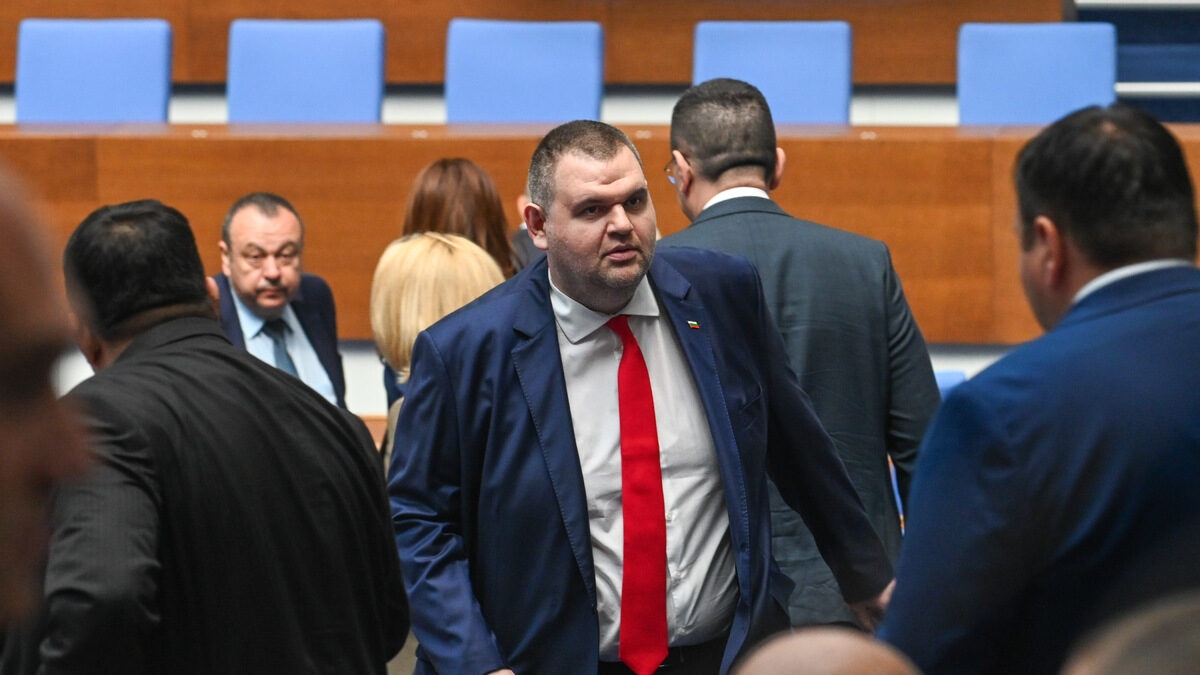 Цитат на деня: Пеевски като валяк размачка политическия терен и преминава към асфалтиране