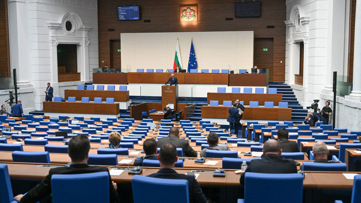 Докато парламентът обсъжда третия вот на недоверие, "Величие" внесе нов