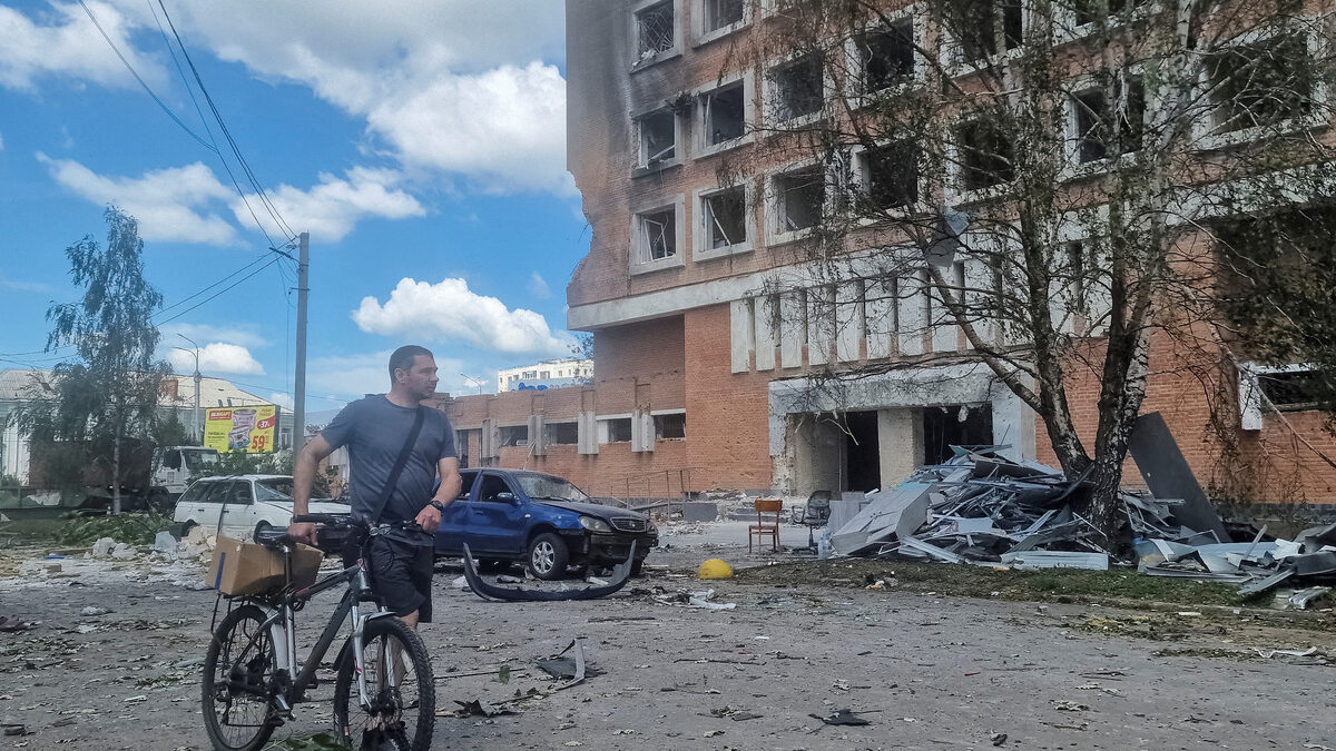 След руската бомбардировка в Полтава. След руската бомбардировка в Полтава.