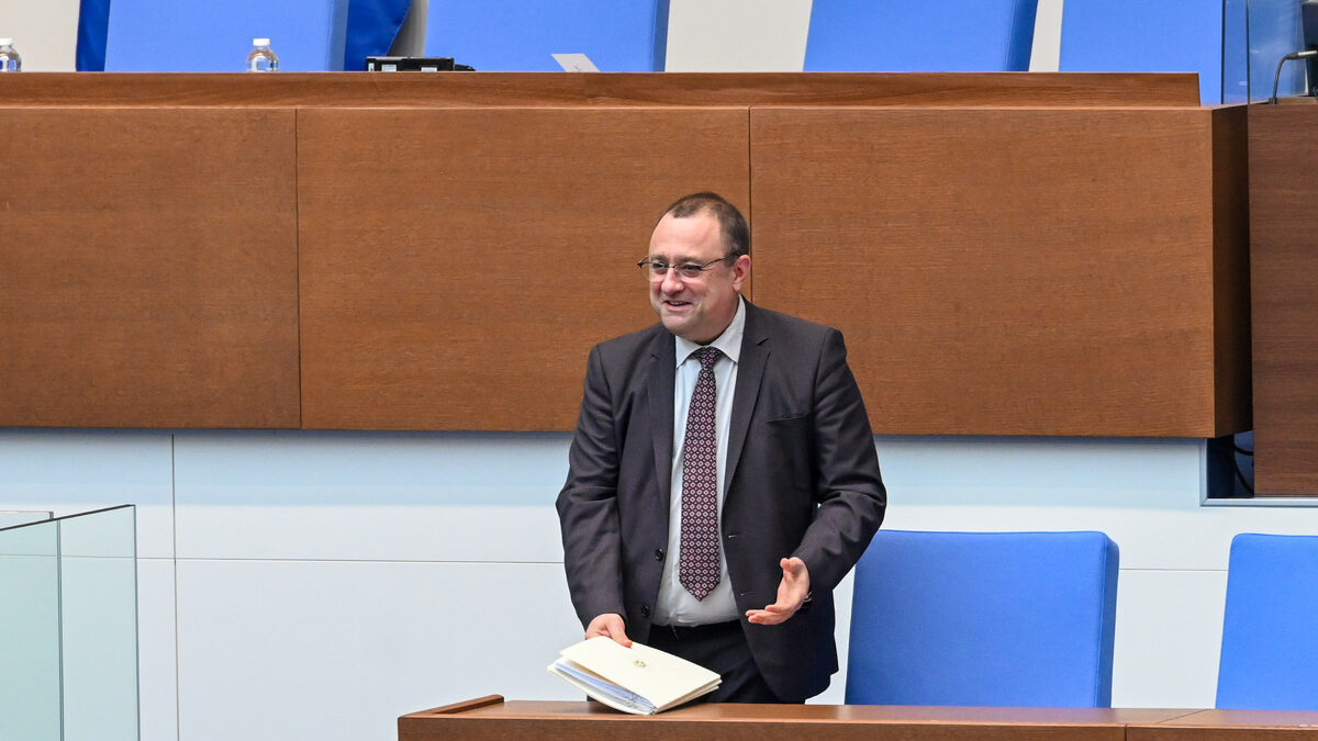 Парламент - пленарно заседание - парламентарно - народно събрание - контрол - Иван Иванов