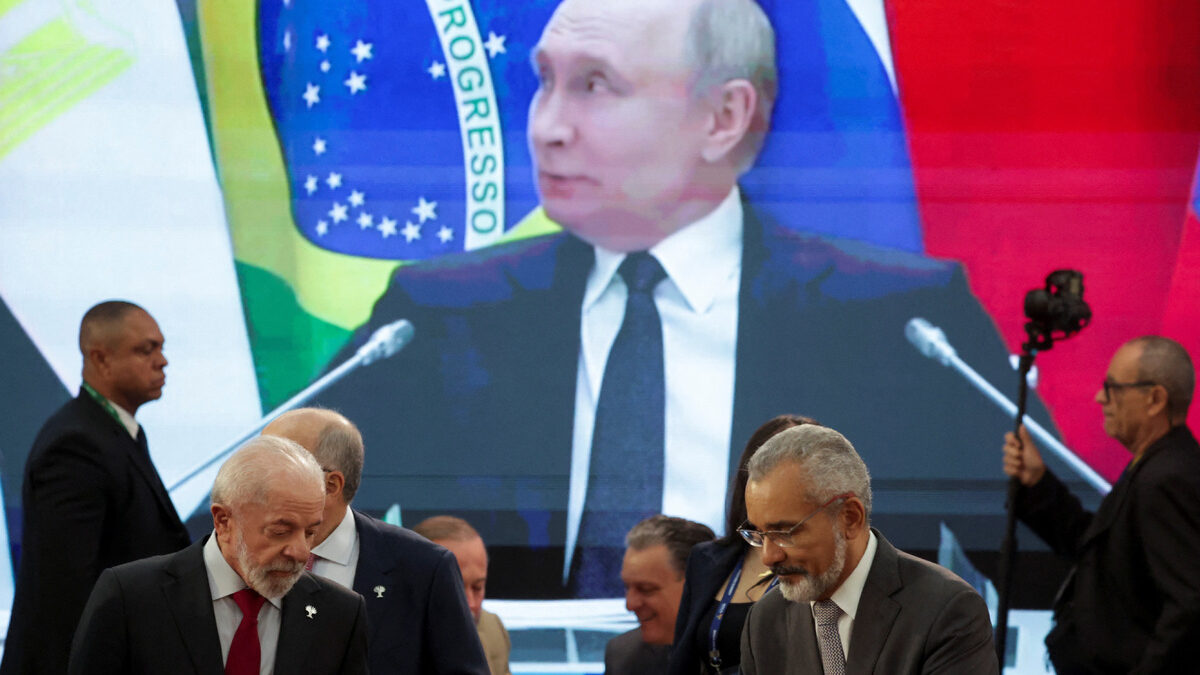 Руският президент Владимир Путин се готви да говори пред лидерите от БРИКС, докато домакинът му Игнасио Лула да Силва заема мястото си. Бразилия тази година държи ротационното председателство на организацията